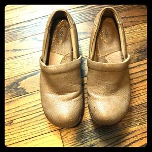 B.O.C. Peggy clog in shimmery tan
